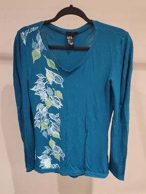 Lilikoi - Teal Long-Sleeve V-Neck Top with Leaf Print